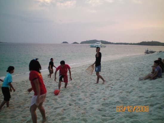 กิจกรรมกีฬาชายหาดสัมพันธ์ คณะศึกษาศาสตร์ ณ เกาะอาดัง ภาพที่ 47