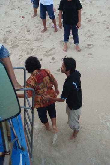 กิจกรรมกีฬาชายหาดสัมพันธ์ คณะศึกษาศาสตร์ ณ เกาะอาดัง ภาพที่ 68