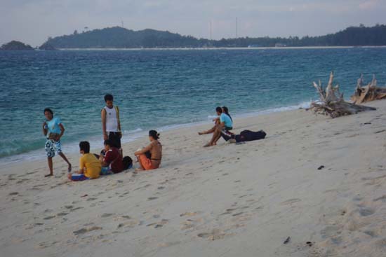 กิจกรรมกีฬาชายหาดสัมพันธ์ คณะศึกษาศาสตร์ ณ เกาะอาดัง ภาพที่ 89