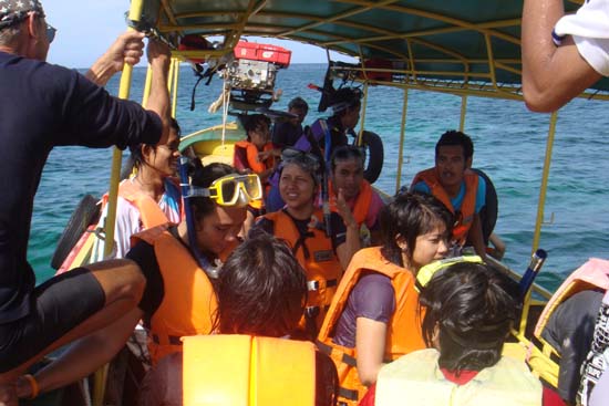 กิจกรรมกีฬาชายหาดสัมพันธ์ คณะศึกษาศาสตร์ ณ เกาะอาดัง ภาพที่ 102