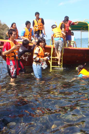 กิจกรรมกีฬาชายหาดสัมพันธ์ คณะศึกษาศาสตร์ ณ เกาะอาดัง ภาพที่ 106