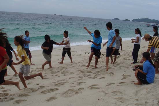 กิจกรรมกีฬาชายหาดสัมพันธ์ คณะศึกษาศาสตร์ ณ เกาะอาดัง ภาพที่ 122