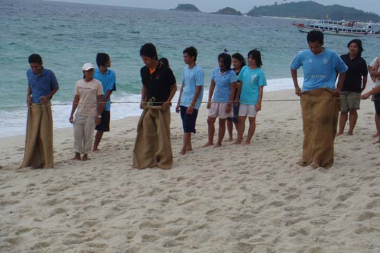 กิจกรรมกีฬาชายหาดสัมพันธ์ คณะศึกษาศาสตร์ ณ เกาะอาดัง ภาพที่ 124