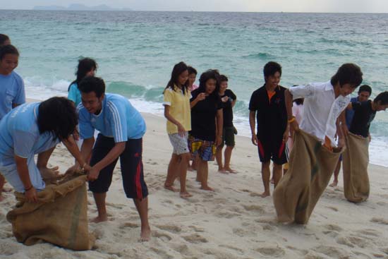 กิจกรรมกีฬาชายหาดสัมพันธ์ คณะศึกษาศาสตร์ ณ เกาะอาดัง ภาพที่ 125