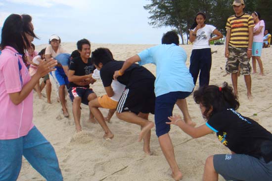 กิจกรรมกีฬาชายหาดสัมพันธ์ คณะศึกษาศาสตร์ ณ เกาะอาดัง ภาพที่ 129