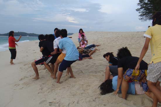 กิจกรรมกีฬาชายหาดสัมพันธ์ คณะศึกษาศาสตร์ ณ เกาะอาดัง ภาพที่ 138
