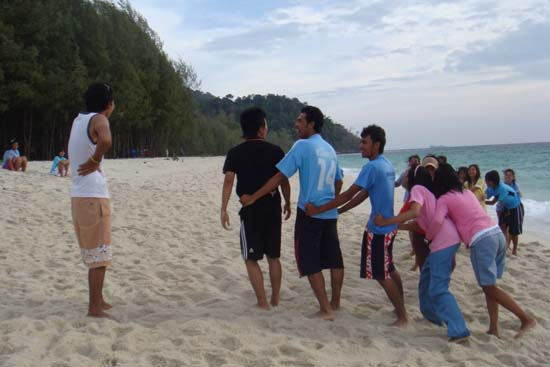 กิจกรรมกีฬาชายหาดสัมพันธ์ คณะศึกษาศาสตร์ ณ เกาะอาดัง ภาพที่ 141