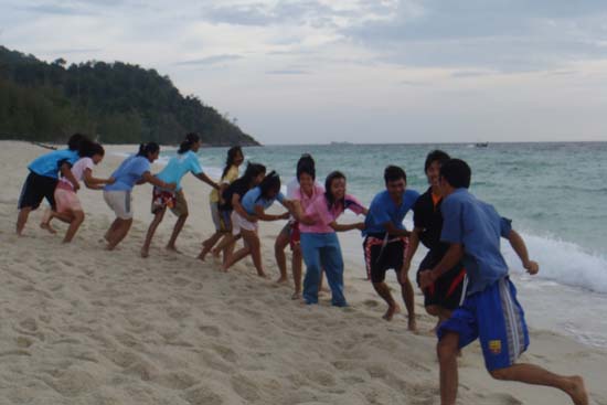กิจกรรมกีฬาชายหาดสัมพันธ์ คณะศึกษาศาสตร์ ณ เกาะอาดัง ภาพที่ 146