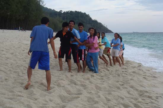 กิจกรรมกีฬาชายหาดสัมพันธ์ คณะศึกษาศาสตร์ ณ เกาะอาดัง ภาพที่ 147