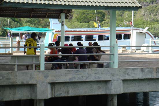 กิจกรรมกีฬาชายหาดสัมพันธ์ คณะศึกษาศาสตร์ ณ เกาะอาดัง ภาพที่ 181