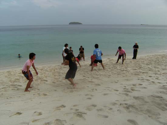 กิจกรรมกีฬาชายหาดสัมพันธ์ คณะศึกษาศาสตร์ ณ เกาะอาดัง ภาพที่ 193