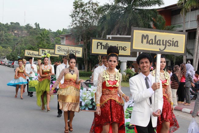 การแข่งขันกีฬาเชื่อมความสัมพันธ์ นิสิต นักศึกษาวิชาชีพครู โครงการกีฬา ศึกษาฯ - ครุศาสตร์ ' กล้วยไม้เกมส์ ' ครั้งที่ 2 วันที่ 18 - 20 มกราคม 2556 ณ มหาวิทยาลัยทักษิณ วิทยาเขตสงขลา ภาพที่ 46
