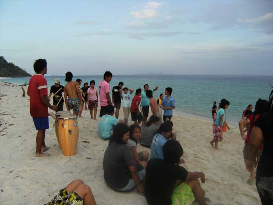กิจกรรมกีฬาชายหาดสัมพันธ์ คณะศึกษาศาสตร์ ณ เกาะอาดัง ภาพที่ 194