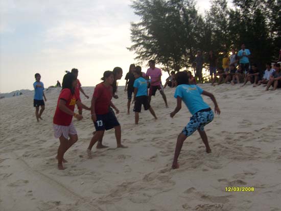 กิจกรรมกีฬาชายหาดสัมพันธ์ คณะศึกษาศาสตร์ ณ เกาะอาดัง ภาพที่ 216
