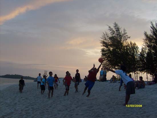 กิจกรรมกีฬาชายหาดสัมพันธ์ คณะศึกษาศาสตร์ ณ เกาะอาดัง ภาพที่ 226