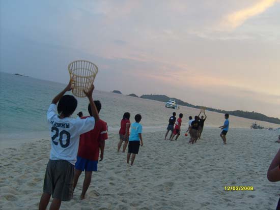 กิจกรรมกีฬาชายหาดสัมพันธ์ คณะศึกษาศาสตร์ ณ เกาะอาดัง ภาพที่ 227