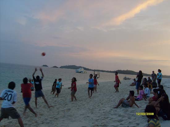 กิจกรรมกีฬาชายหาดสัมพันธ์ คณะศึกษาศาสตร์ ณ เกาะอาดัง ภาพที่ 229