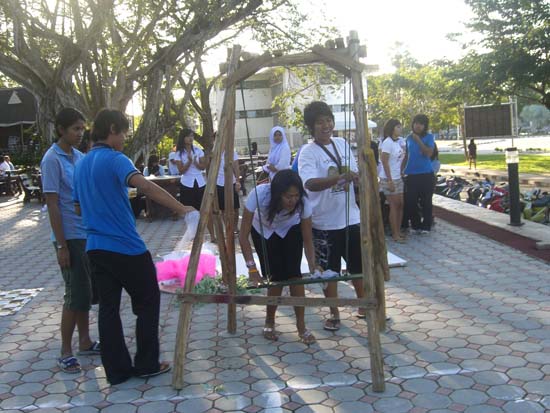 กิจกรรมเตรียมซุ้มแสดงความยินดีกับบัณฑิต คณะศึกษาศาสตร์ ภาพที่ 5