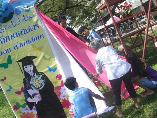กิจกรรมเตรียมซุ้มแสดงความยินดีกับบัณฑิต คณะศึกษาศาสตร์ ภาพที่ 34
