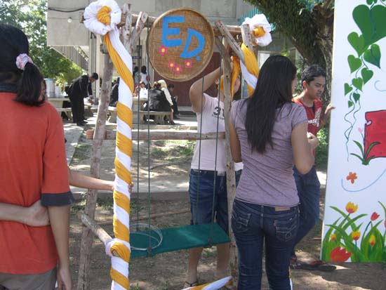 กิจกรรมเตรียมซุ้มแสดงความยินดีกับบัณฑิต คณะศึกษาศาสตร์ ภาพที่ 59