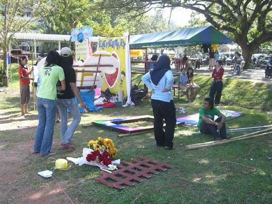 กิจกรรมเตรียมซุ้มแสดงความยินดีกับบัณฑิต คณะศึกษาศาสตร์ ภาพที่ 75
