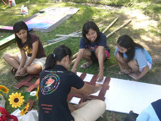 กิจกรรมเตรียมซุ้มแสดงความยินดีกับบัณฑิต คณะศึกษาศาสตร์ ภาพที่ 84