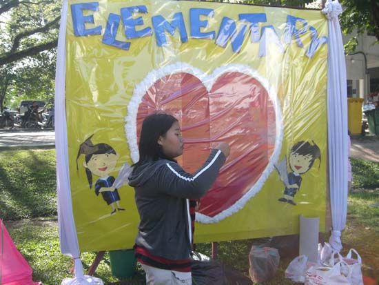 กิจกรรมเตรียมซุ้มแสดงความยินดีกับบัณฑิต คณะศึกษาศาสตร์ ภาพที่ 91