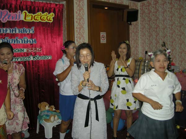 งานปีใหม่สำนักงานคณะศึกษาศาสตร์ ประจำปี พ.ศ.2555 ภาพที่ 76