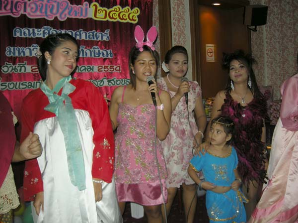 งานปีใหม่สำนักงานคณะศึกษาศาสตร์ ประจำปี พ.ศ.2555 ภาพที่ 106