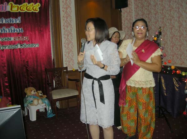 งานปีใหม่สำนักงานคณะศึกษาศาสตร์ ประจำปี พ.ศ.2555 ภาพที่ 125