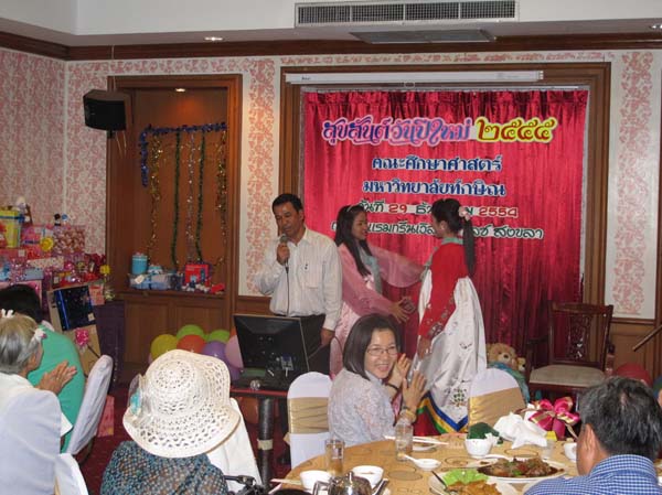 งานปีใหม่สำนักงานคณะศึกษาศาสตร์ ประจำปี พ.ศ.2555 ภาพที่ 215