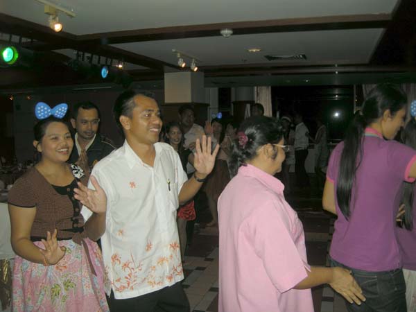 EDU. fancy party night งานเลี้ยงฉลองปีใหม่ พ.ศ.2556 สำนักงานคณะศึกษาศาสตร์ ภาพที่ 11