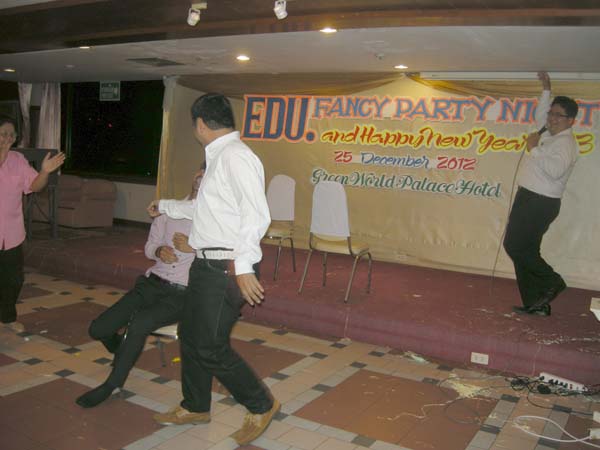 EDU. fancy party night งานเลี้ยงฉลองปีใหม่ พ.ศ.2556 สำนักงานคณะศึกษาศาสตร์ ภาพที่ 31