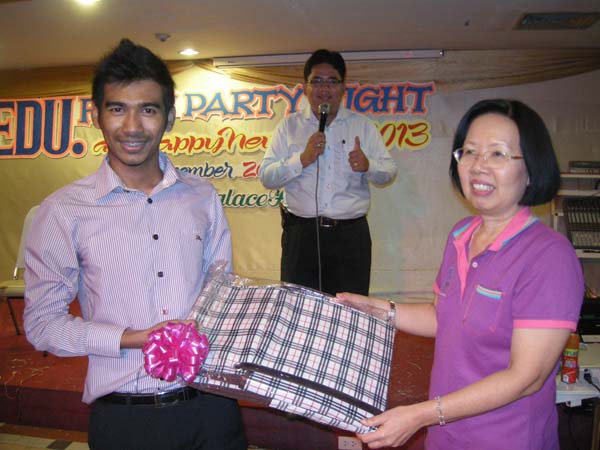 EDU. fancy party night งานเลี้ยงฉลองปีใหม่ พ.ศ.2556 สำนักงานคณะศึกษาศาสตร์ ภาพที่ 32