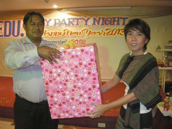 EDU. fancy party night งานเลี้ยงฉลองปีใหม่ พ.ศ.2556 สำนักงานคณะศึกษาศาสตร์ ภาพที่ 51