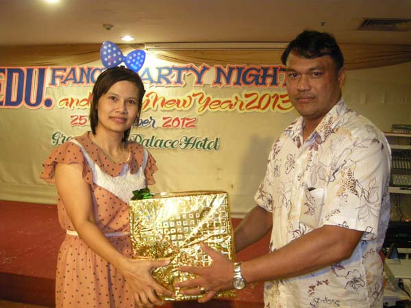 EDU. fancy party night งานเลี้ยงฉลองปีใหม่ พ.ศ.2556 สำนักงานคณะศึกษาศาสตร์ ภาพที่ 56
