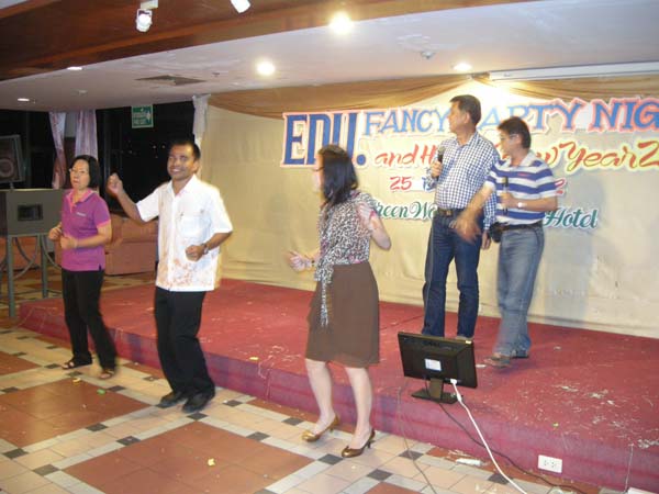 EDU. fancy party night งานเลี้ยงฉลองปีใหม่ พ.ศ.2556 สำนักงานคณะศึกษาศาสตร์ ภาพที่ 61
