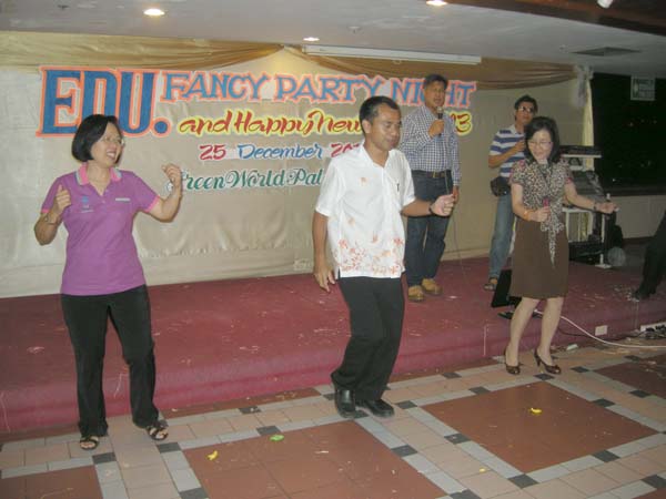 EDU. fancy party night งานเลี้ยงฉลองปีใหม่ พ.ศ.2556 สำนักงานคณะศึกษาศาสตร์ ภาพที่ 64