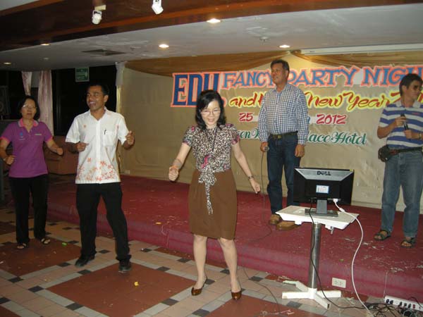 EDU. fancy party night งานเลี้ยงฉลองปีใหม่ พ.ศ.2556 สำนักงานคณะศึกษาศาสตร์ ภาพที่ 67