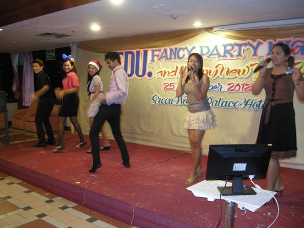 EDU. fancy party night งานเลี้ยงฉลองปีใหม่ พ.ศ.2556 สำนักงานคณะศึกษาศาสตร์ ภาพที่ 75