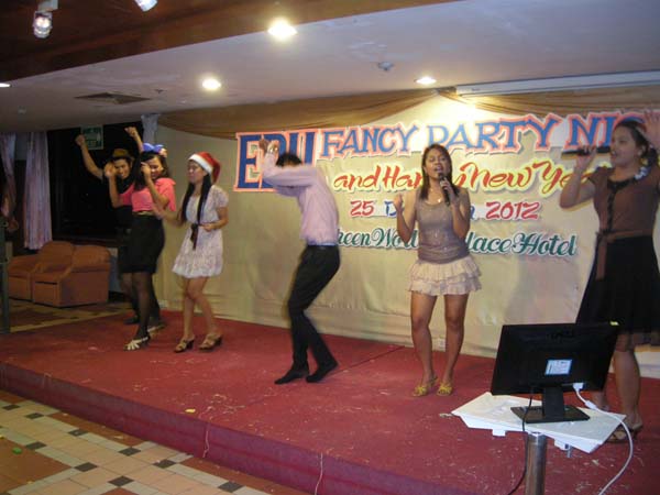 EDU. fancy party night งานเลี้ยงฉลองปีใหม่ พ.ศ.2556 สำนักงานคณะศึกษาศาสตร์ ภาพที่ 76