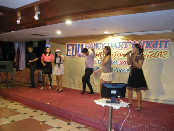 EDU. fancy party night งานเลี้ยงฉลองปีใหม่ พ.ศ.2556 สำนักงานคณะศึกษาศาสตร์ ภาพที่ 79