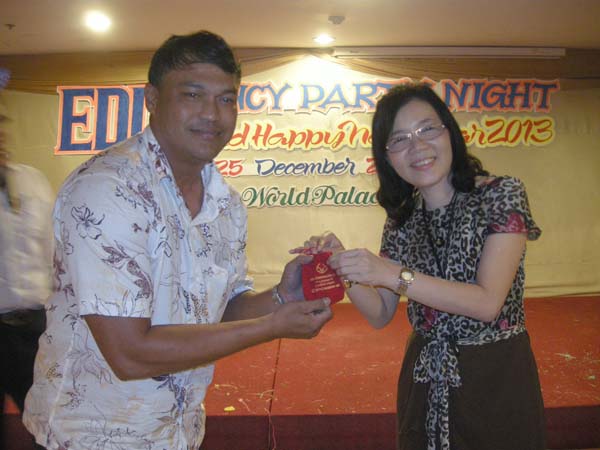 EDU. fancy party night งานเลี้ยงฉลองปีใหม่ พ.ศ.2556 สำนักงานคณะศึกษาศาสตร์ ภาพที่ 84