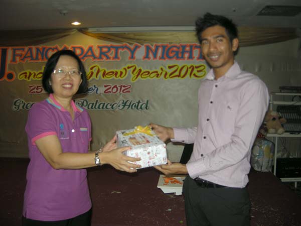 EDU. fancy party night งานเลี้ยงฉลองปีใหม่ พ.ศ.2556 สำนักงานคณะศึกษาศาสตร์ ภาพที่ 114