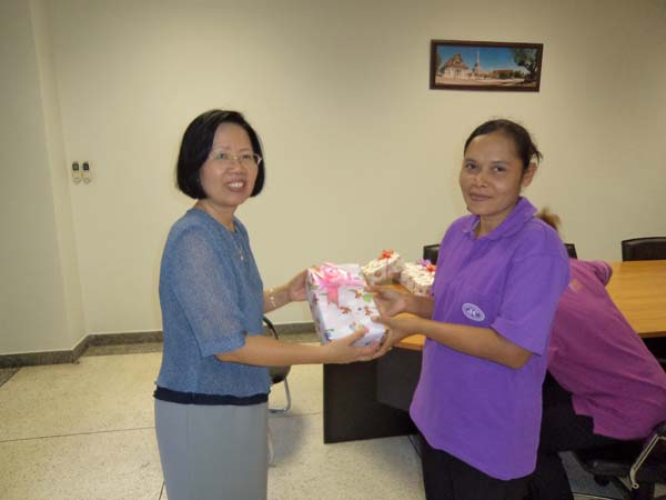 กิจกรรมมอบของขวัญปีใหม่แก่บุคลากรฝ่ายอาคารสถานที่ ปี 2556 ภาพที่ 17