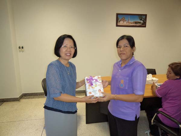 กิจกรรมมอบของขวัญปีใหม่แก่บุคลากรฝ่ายอาคารสถานที่ ปี 2556 ภาพที่ 21