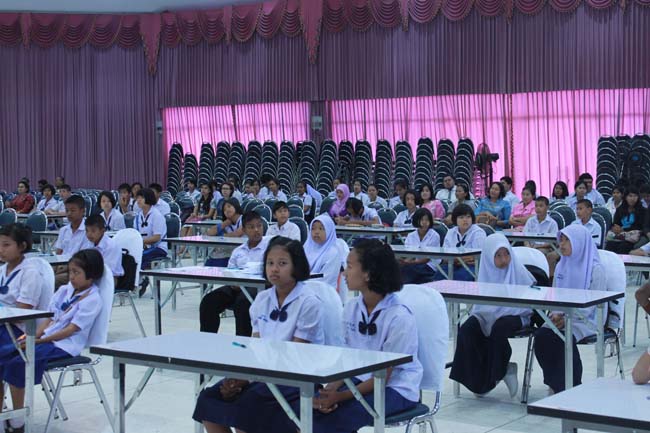 วันพฤหัสบดี ที่ 14 กุมภาพันธ์ 2556 อาจารย์เกษม สุริยกัณฑ์ คณบดีคณะศึกษาศาสตร์ เป็นประธานในพิธีเปิด โครงการ "เยาวชนสงขลา หัวใจพลเมือง" โดยมีอาจารย์ฐากร สิทธิโชค ประธานหลักสูตรการศึกษาบัณฑิต สาขาสังคมศึกษากล่าวรายงานความเป็นมาในการจัดโครงการดังกล่าว พร้อมด้วยนิสิตสาขาสังคมศึกษาให้การต้อนรับอีกด้วย ณ หอประชุมปาริชาต มหาวิทยาลัยทักษิณ วิทยาเขตสงขลา ภาพที่ 8