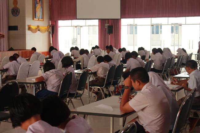 วันพฤหัสบดี ที่ 14 กุมภาพันธ์ 2556 อาจารย์เกษม สุริยกัณฑ์ คณบดีคณะศึกษาศาสตร์ เป็นประธานในพิธีเปิด โครงการ "เยาวชนสงขลา หัวใจพลเมือง" โดยมีอาจารย์ฐากร สิทธิโชค ประธานหลักสูตรการศึกษาบัณฑิต สาขาสังคมศึกษากล่าวรายงานความเป็นมาในการจัดโครงการดังกล่าว พร้อมด้วยนิสิตสาขาสังคมศึกษาให้การต้อนรับอีกด้วย ณ หอประชุมปาริชาต มหาวิทยาลัยทักษิณ วิทยาเขตสงขลา ภาพที่ 9