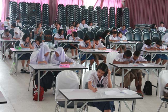 วันพฤหัสบดี ที่ 14 กุมภาพันธ์ 2556 อาจารย์เกษม สุริยกัณฑ์ คณบดีคณะศึกษาศาสตร์ เป็นประธานในพิธีเปิด โครงการ "เยาวชนสงขลา หัวใจพลเมือง" โดยมีอาจารย์ฐากร สิทธิโชค ประธานหลักสูตรการศึกษาบัณฑิต สาขาสังคมศึกษากล่าวรายงานความเป็นมาในการจัดโครงการดังกล่าว พร้อมด้วยนิสิตสาขาสังคมศึกษาให้การต้อนรับอีกด้วย ณ หอประชุมปาริชาต มหาวิทยาลัยทักษิณ วิทยาเขตสงขลา ภาพที่ 12