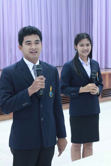 วันพฤหัสบดี ที่ 14 กุมภาพันธ์ 2556 อาจารย์เกษม สุริยกัณฑ์ คณบดีคณะศึกษาศาสตร์ เป็นประธานในพิธีเปิด โครงการ "เยาวชนสงขลา หัวใจพลเมือง" โดยมีอาจารย์ฐากร สิทธิโชค ประธานหลักสูตรการศึกษาบัณฑิต สาขาสังคมศึกษากล่าวรายงานความเป็นมาในการจัดโครงการดังกล่าว พร้อมด้วยนิสิตสาขาสังคมศึกษาให้การต้อนรับอีกด้วย ณ หอประชุมปาริชาต มหาวิทยาลัยทักษิณ วิทยาเขตสงขลา ภาพที่ 13